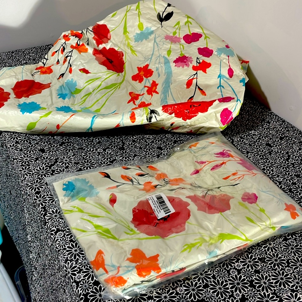 NWT Set of 2 round table covers with elastic 40”-44”
